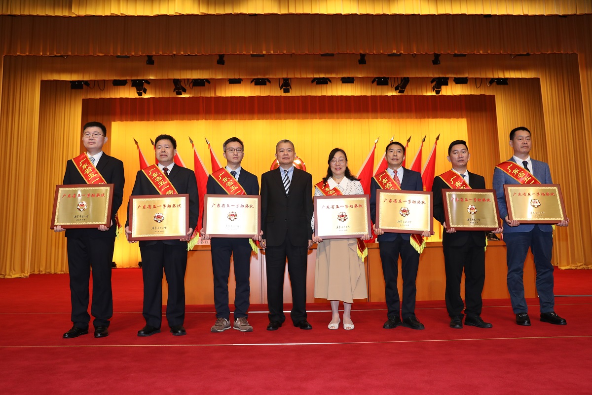 祝賀！東莞這家環(huán)衛(wèi)企業(yè)榮獲“廣東省五一勞動(dòng)獎(jiǎng)狀”